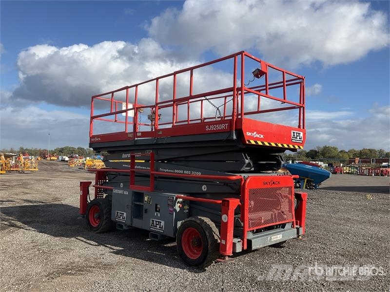 SkyJack SJ9250 4x4 Diesel Scissor Lift Ollós emelők