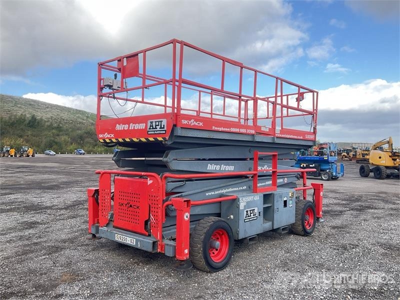 SkyJack SJ9250 4x4 Diesel Scissor Lift Ollós emelők