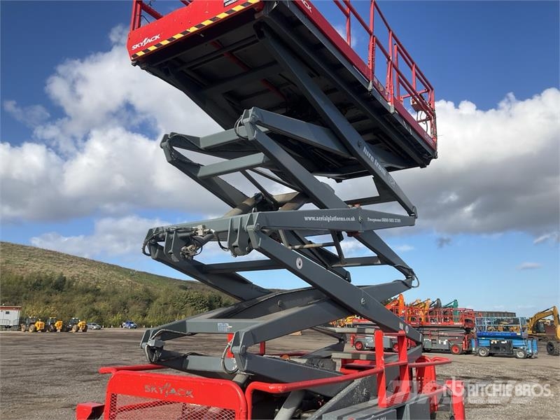 SkyJack SJ9250 4x4 Diesel Scissor Lift Ollós emelők