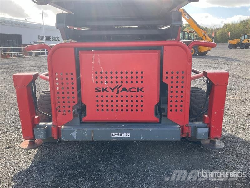 SkyJack SJ9250 4x4 Diesel Scissor Lift Ollós emelők