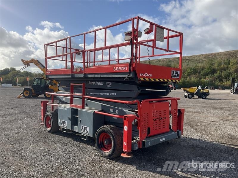 SkyJack SJ9250 4x4 Diesel Scissor Lift Ollós emelők