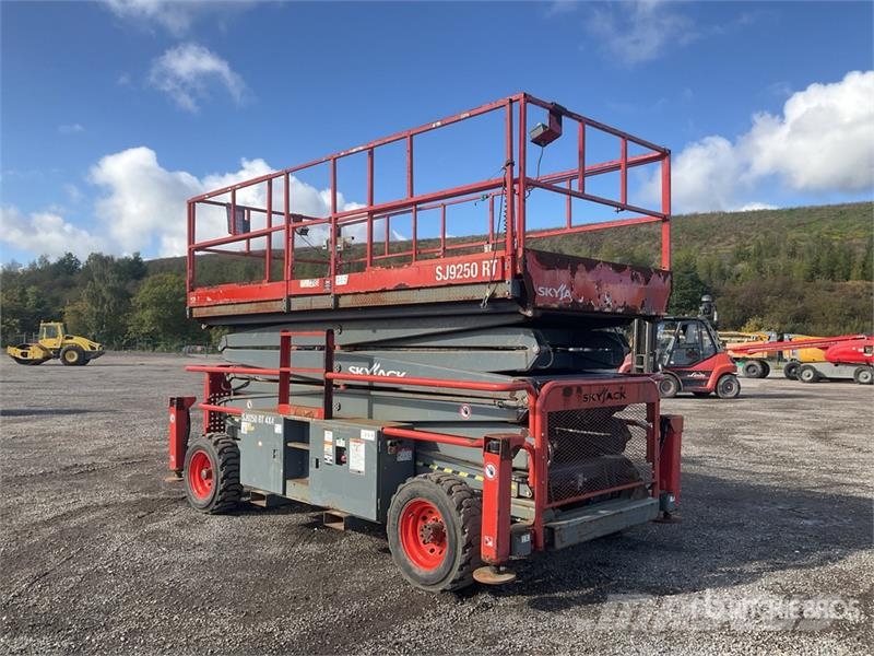 SkyJack SJ9250 4x4 Diesel Scissor Lift Ollós emelők