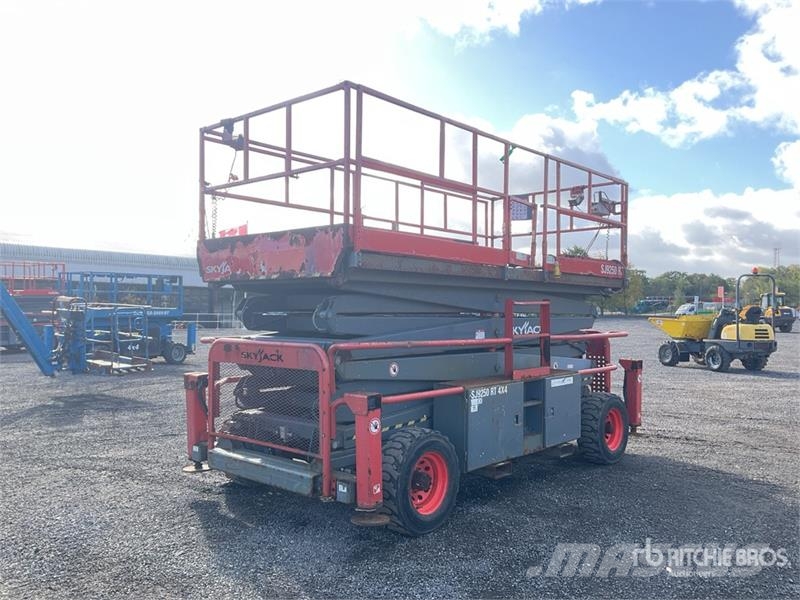 SkyJack SJ9250 4x4 Diesel Scissor Lift Ollós emelők