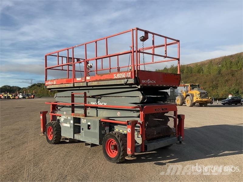 SkyJack SJ9250RT 4x4 Diesel Scissor Lift Škaraste platforme