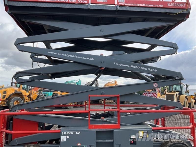SkyJack SJ9250RT 4x4 Diesel Scissor Lift Scissor lifts