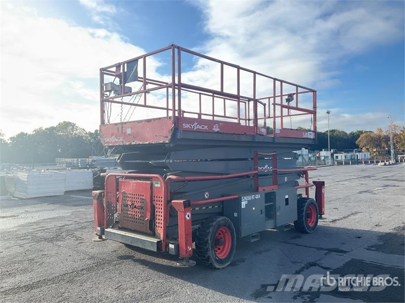 SkyJack SJ9250RT 4x4 Diesel Scissor Lift Ollós emelők