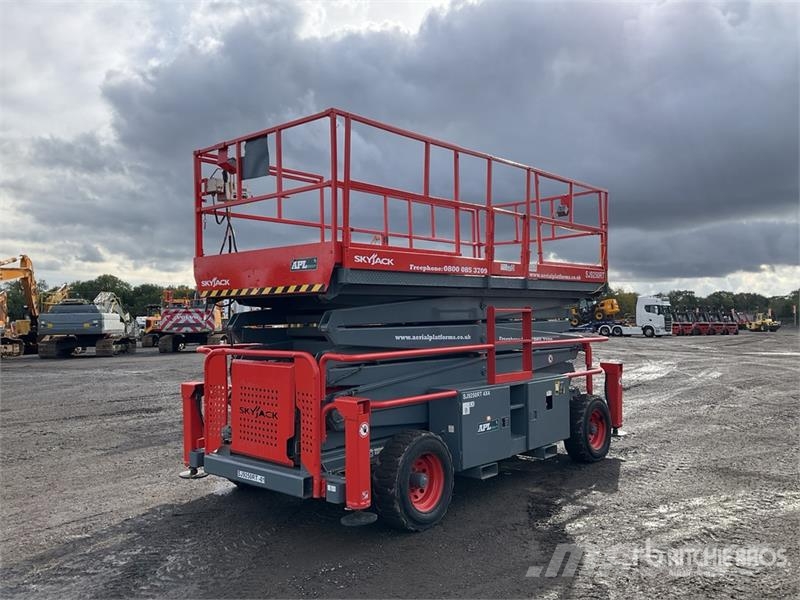 SkyJack SJ9250RT 4x4 Diesel Scissor Lift Scissor lifts