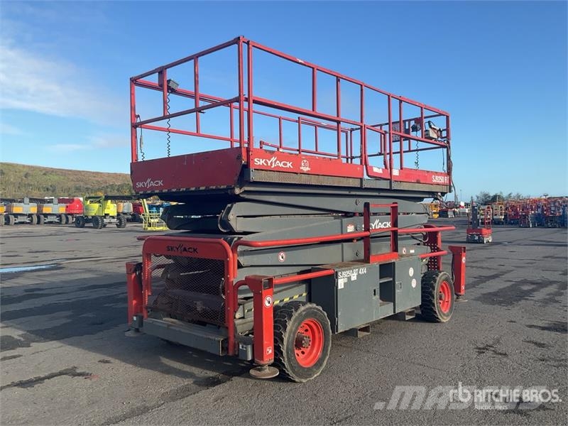 SkyJack SJ9250RT 4x4 Diesel Scissor Lift Ollós emelők
