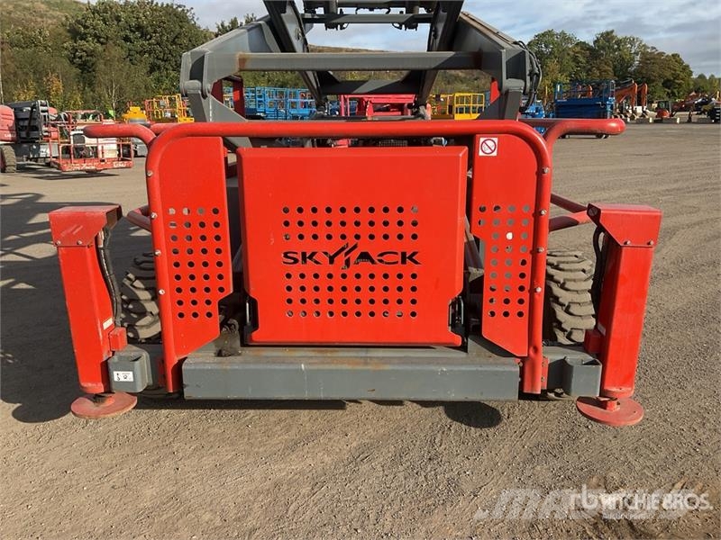 SkyJack SJ9250RT 4x4 Diesel Scissor Lift Škaraste platforme