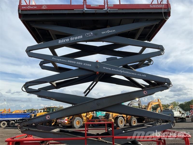 SkyJack SJ9250RT 4x4 Diesel Scissor Lift Scheren-Arbeitsbühnen