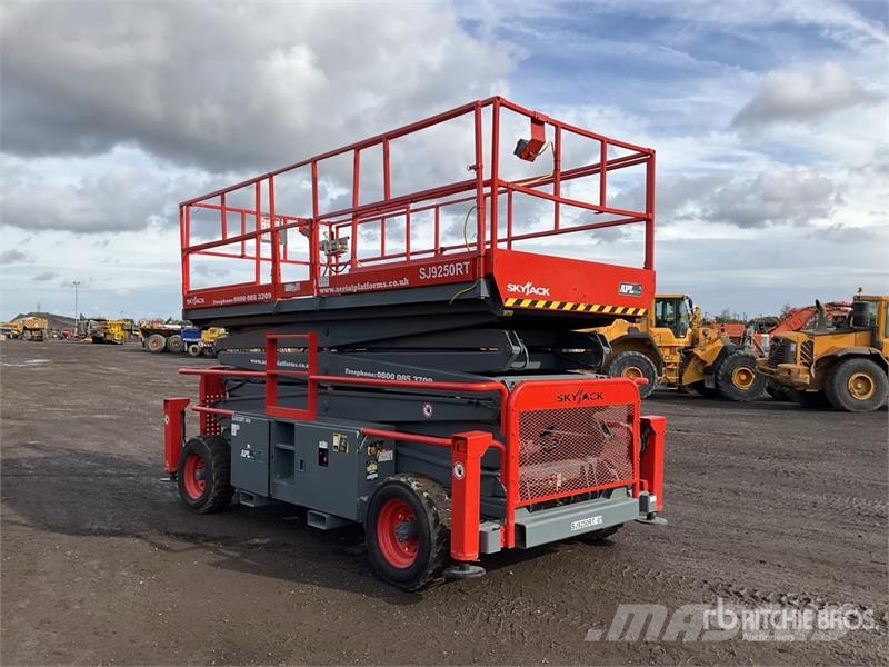 SkyJack SJ9250RT 4x4 Diesel Scissor Lift Scissor lifts