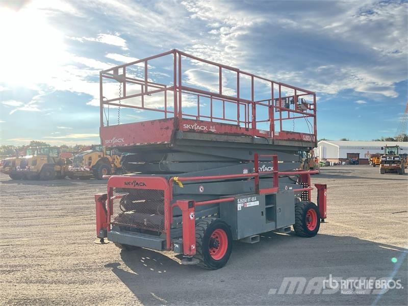 SkyJack SJ9250RT 4x4 Diesel Scissor Lift Škaraste platforme