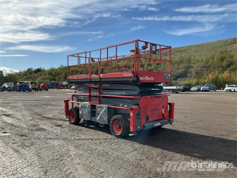 SkyJack SJ9250RT 4x4 Diesel Scissor Lift Scheren-Arbeitsbühnen