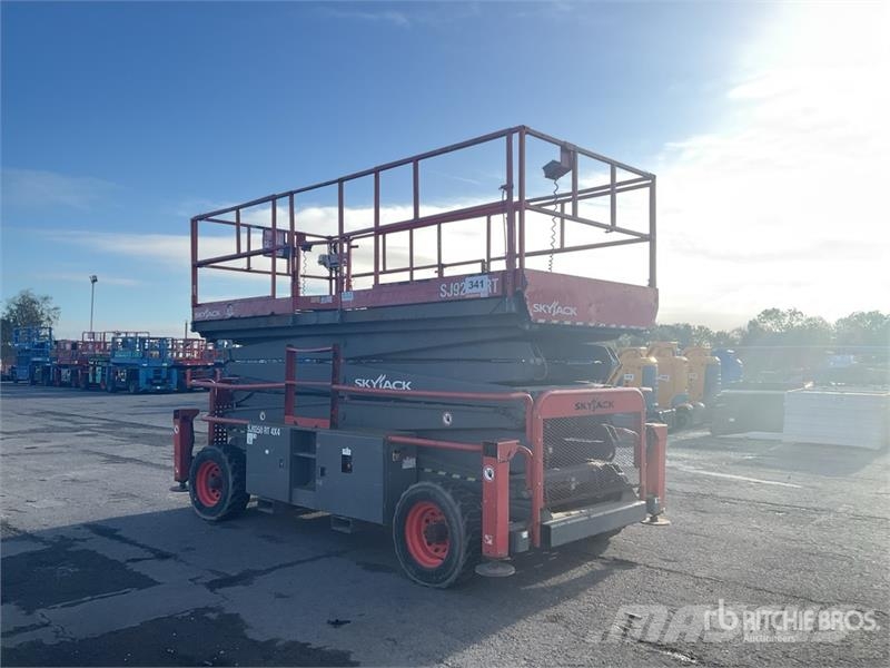 SkyJack SJ9250RT 4x4 Diesel Scissor Lift Ollós emelők