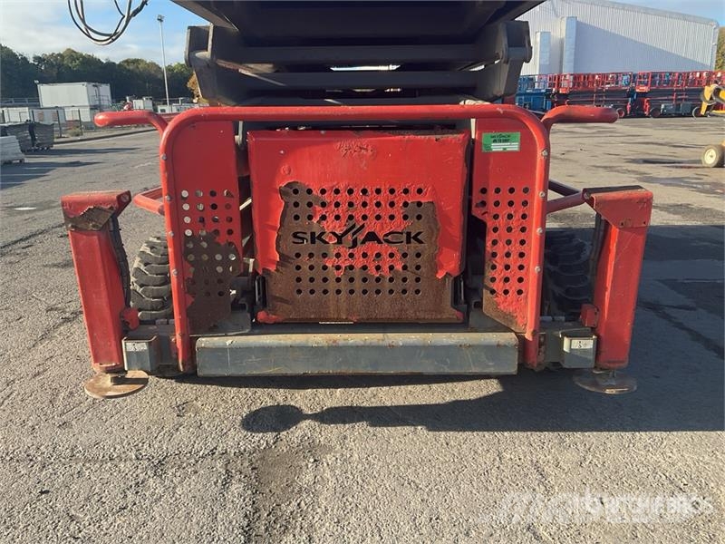 SkyJack SJ9250RT 4x4 Diesel Scissor Lift Ollós emelők