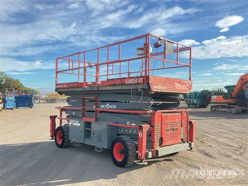 SkyJack SJ9250RT 4x4 Diesel Scissor Lift Škaraste platforme