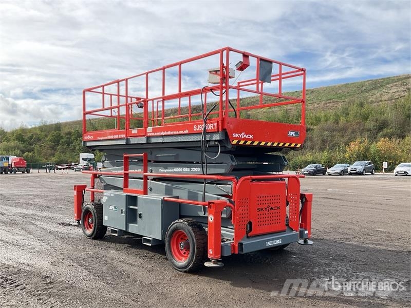 SkyJack SJ9250RT 4x4 Diesel Scissor Lift Scissor lifts