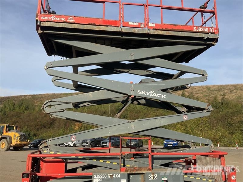 SkyJack SJ9250RT 4x4 Diesel Scissor Lift Škaraste platforme