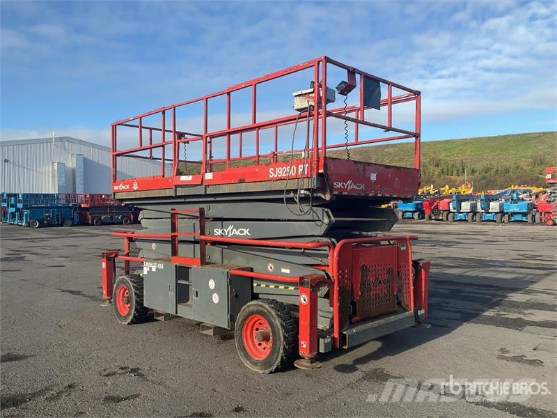 SkyJack SJ9250RT 4x4 Diesel Scissor Lift Ollós emelők