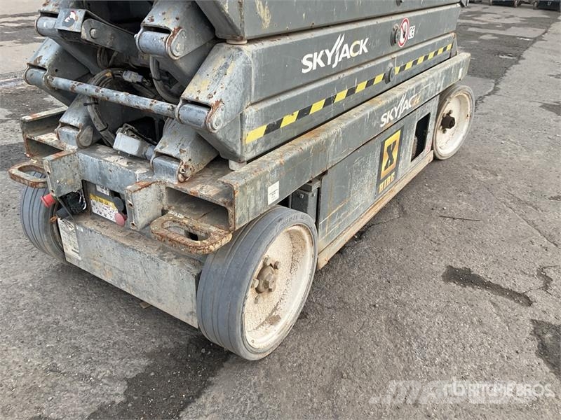 SkyJack SJIII-3226 Electric Scissor Lift (Inoperable) Saxliftar