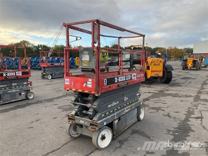 SkyJack SJIII-3226 Electric Scissor Lift (Inoperable) Saxliftar