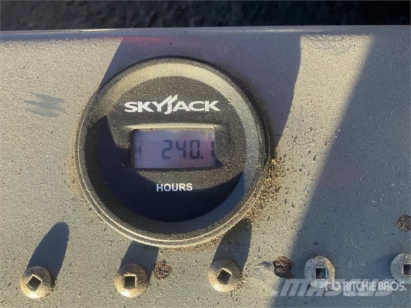 SkyJack SJIII3219 رافعات مقصية الشكل