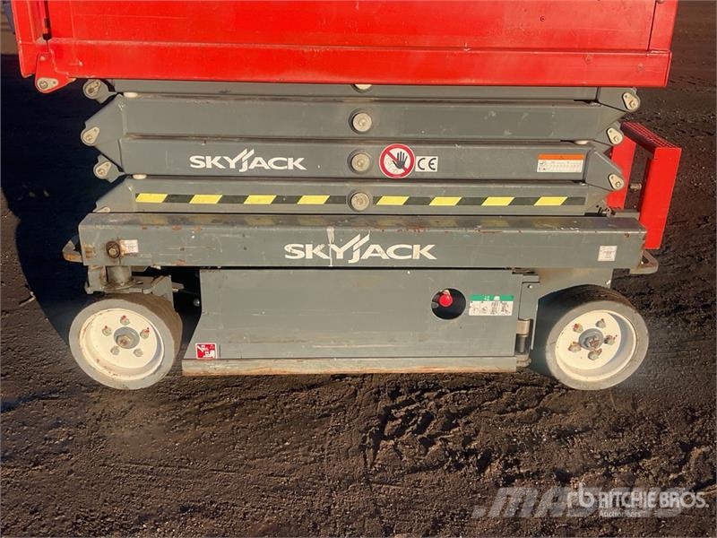 SkyJack SJIII3219 رافعات مقصية الشكل