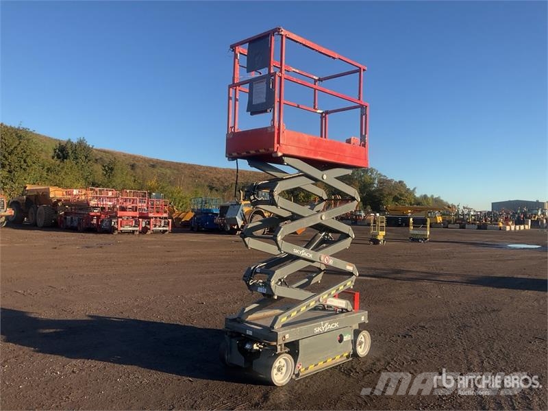 SkyJack SJIII3219 رافعات مقصية الشكل