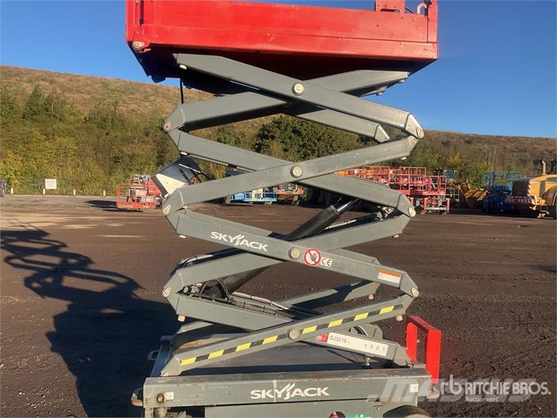 SkyJack SJIII3219 رافعات مقصية الشكل