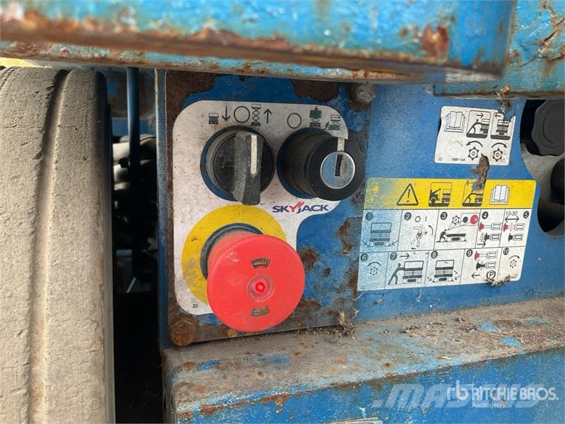 SkyJack SJIII3226 رافعات مقصية الشكل