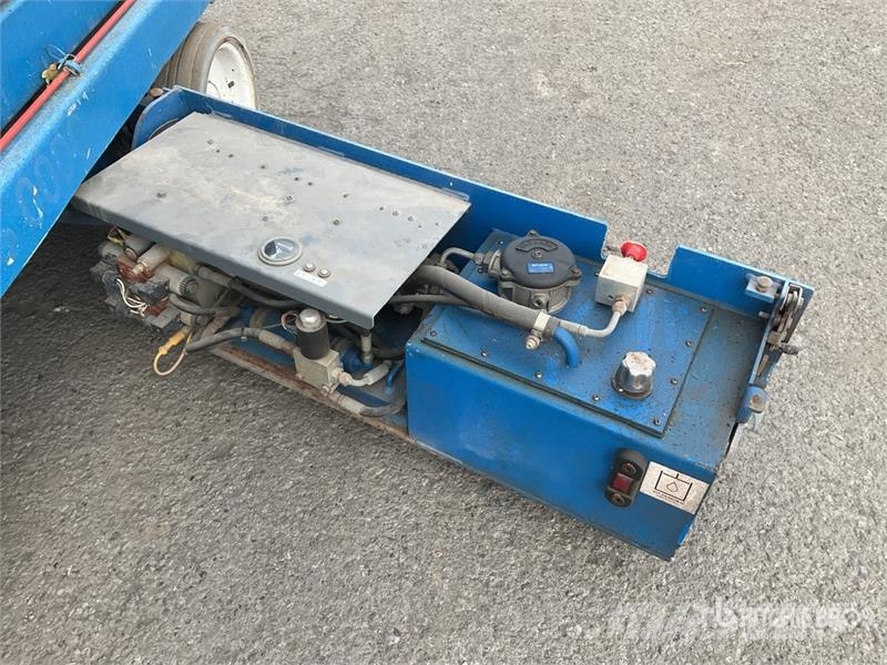 SkyJack SJIII3226 رافعات مقصية الشكل