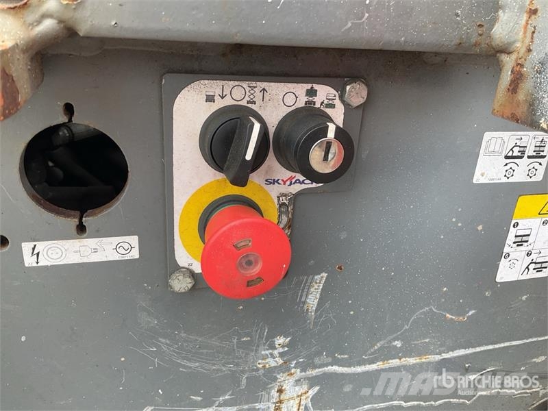 SkyJack SJIII4632 رافعات مقصية الشكل