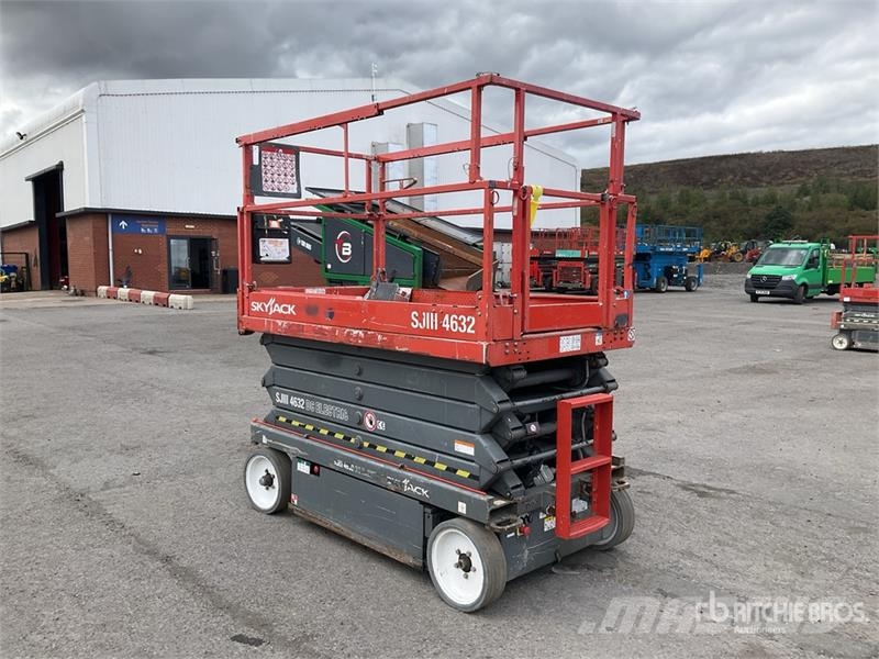 SkyJack SJIII4632 رافعات مقصية الشكل