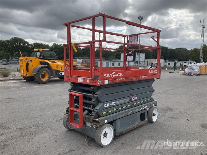 SkyJack SJIII4632 رافعات مقصية الشكل