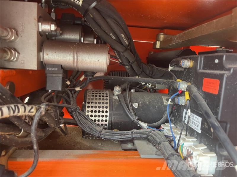 Snorkel TM12 Vertical Mast Lift Vertikalne radne podizne platforme