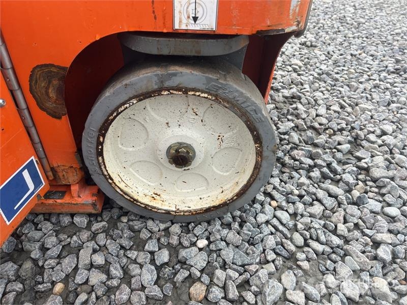 Snorkel TM12 Vertical Mast Lift Vertikalne radne podizne platforme