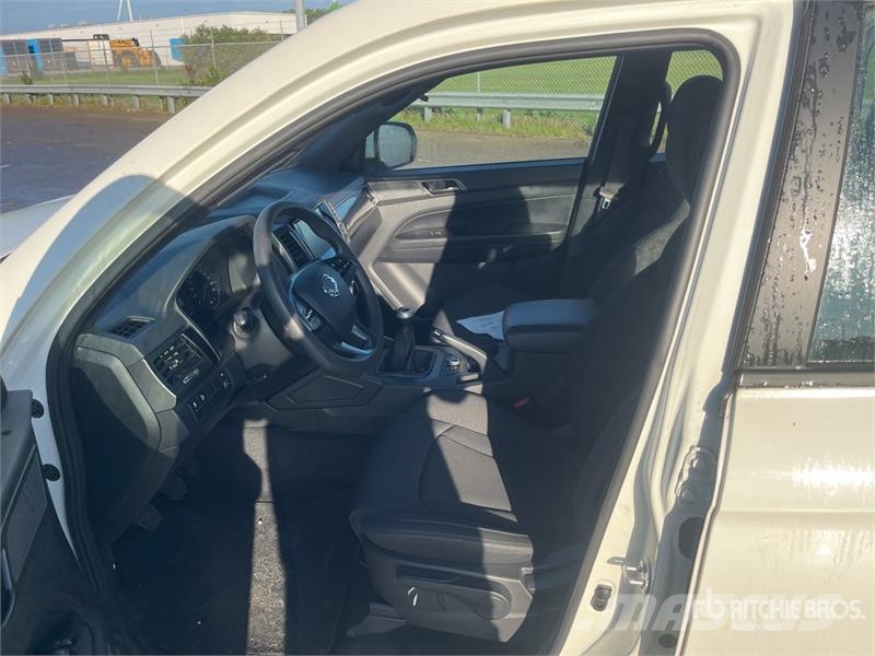 Ssangyong Musso 2.2 4x4 D Grand 4x4 133 KW Quartz - double c أخرى