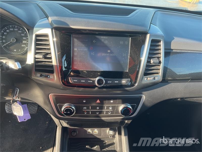 Ssangyong Musso 2.2 4x4 D Grand 4x4 133 KW Quartz - double c أخرى