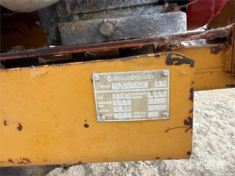 Stravbeni Stroje Praha DH0115 Crawler Wheel Excava Lastik tekerli ekskavatörler