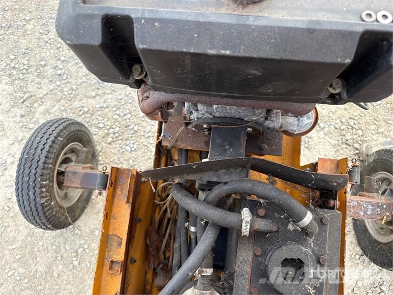 Stravbeni Stroje Praha DH0115 Crawler Wheel Excava Lastik tekerli ekskavatörler