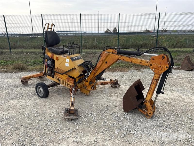 Stravbeni Stroje Praha DH0115 Crawler Wheel Excava Lastik tekerli ekskavatörler