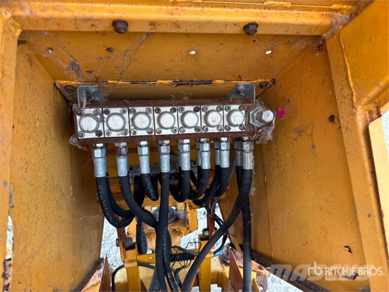 Stravbeni Stroje Praha DH0115 Crawler Wheel Excava Lastik tekerli ekskavatörler