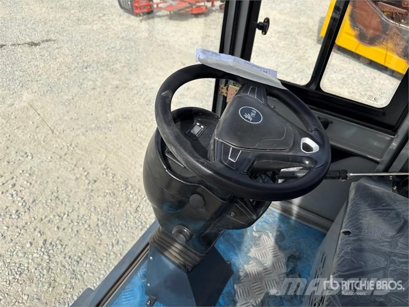  SWEEPMEC SM-3000PRO Broom Tractor كاسحات داخلية