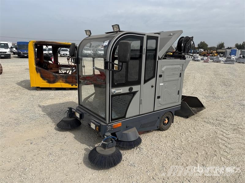  SWEEPMEC SM-3000PRO Broom Tractor كاسحات داخلية
