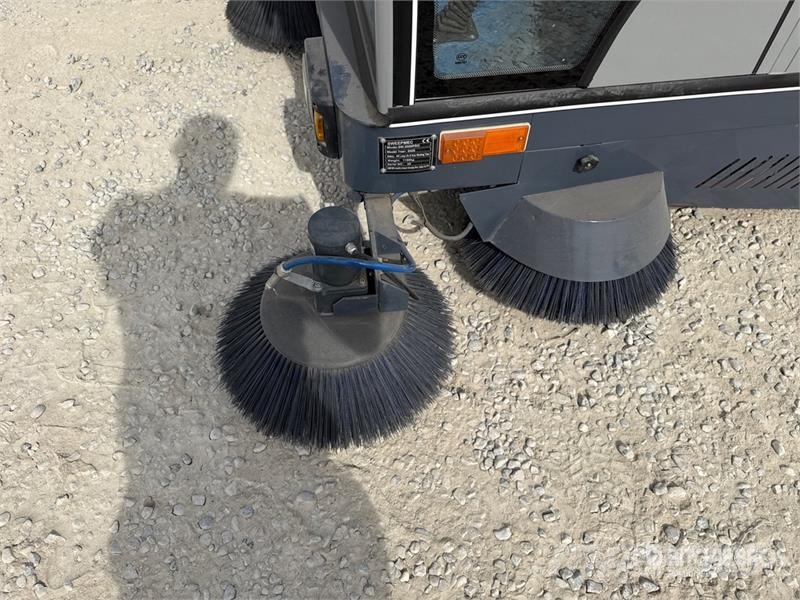  SWEEPMEC SM-3000PRO Broom Tractor كاسحات داخلية