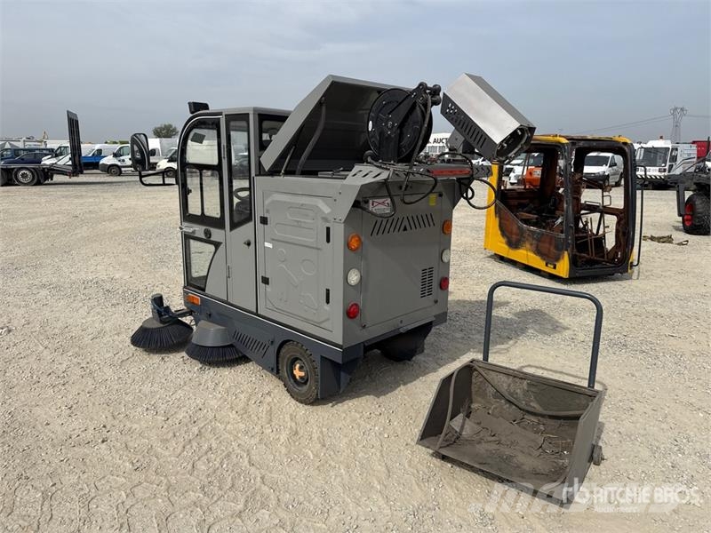  SWEEPMEC SM-3000PRO Broom Tractor كاسحات داخلية