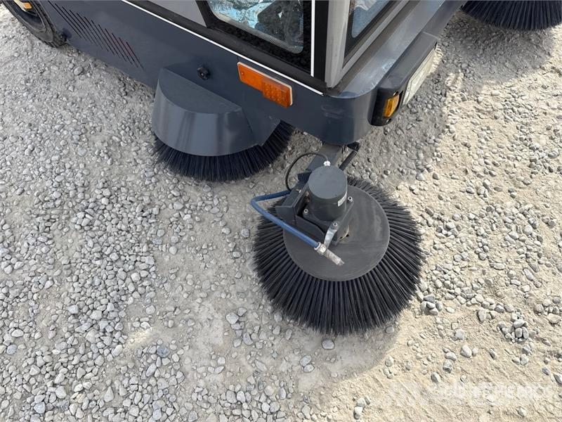  SWEEPMEC SM-3000PRO Broom Tractor كاسحات داخلية
