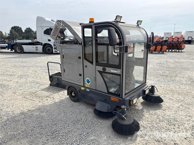  SWEEPMEC SM-3000PRO Broom Tractor كاسحات داخلية