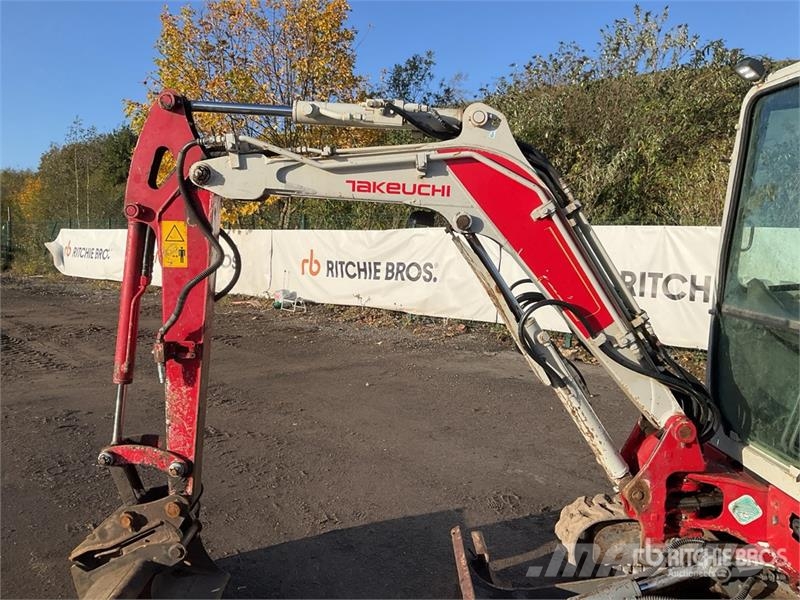 Takeuchi TB225 Mini Excavator حفارات صغيرة أقل من 7 طن (حفارات صغيرة)