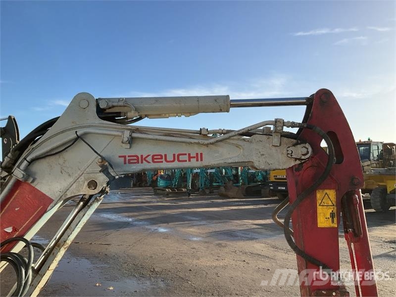 Takeuchi TB225 Mini Excavator حفارات صغيرة أقل من 7 طن (حفارات صغيرة)